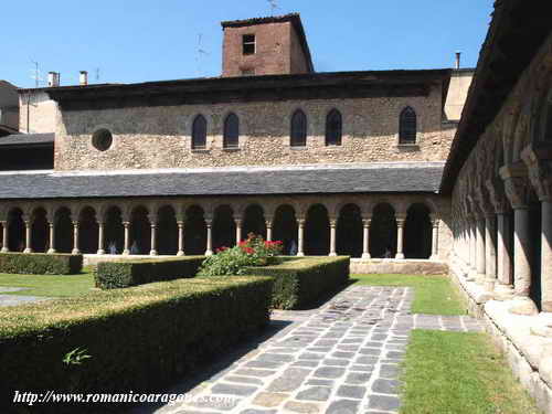 FACHADA SUR DEL TEMPLO DESDE EL CLAUSTRO